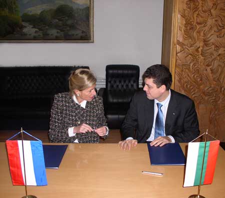 Министърът на финансите Милен Велчев и посланикът на Кралство Нидерландия в България Н. Пр. баронеса Хенриета ван Линден
