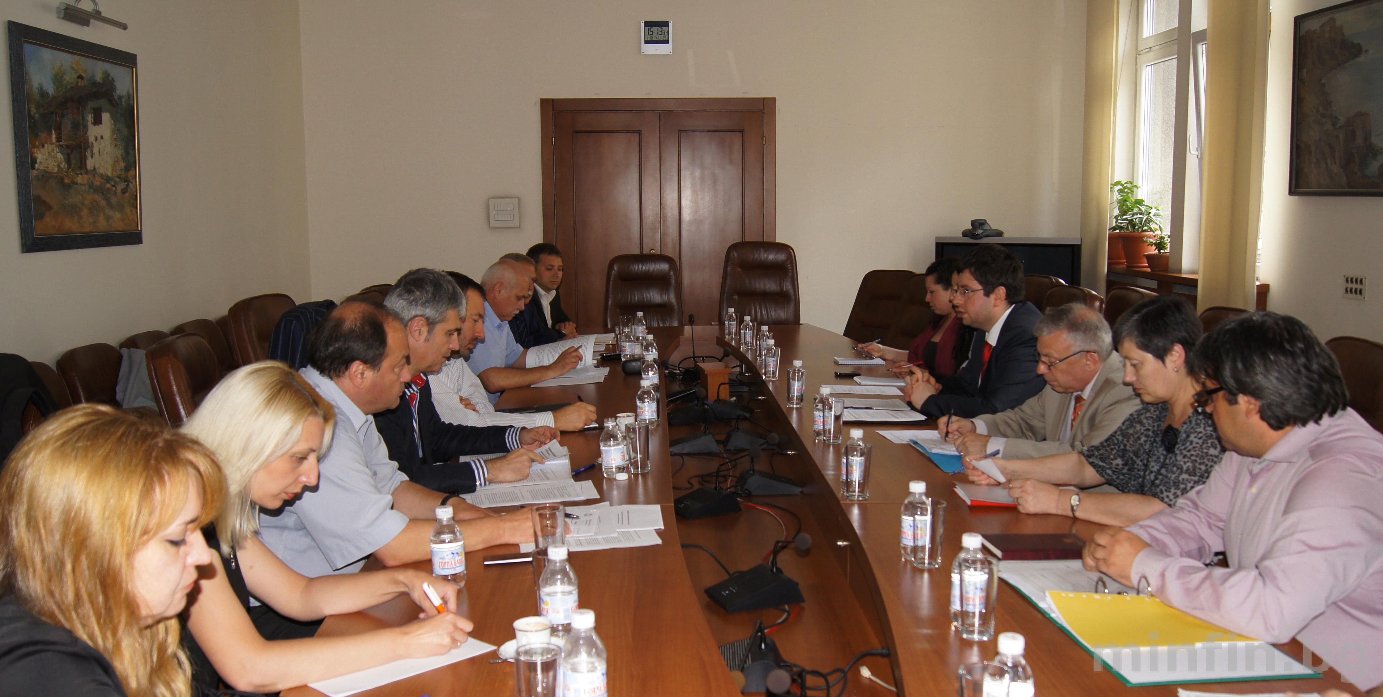 THE MINISTER OF FINANCE DISCUSSED THE 2013 BUDGET REVISION WITH SOCIAL AND ECONOMIC PARTNERS