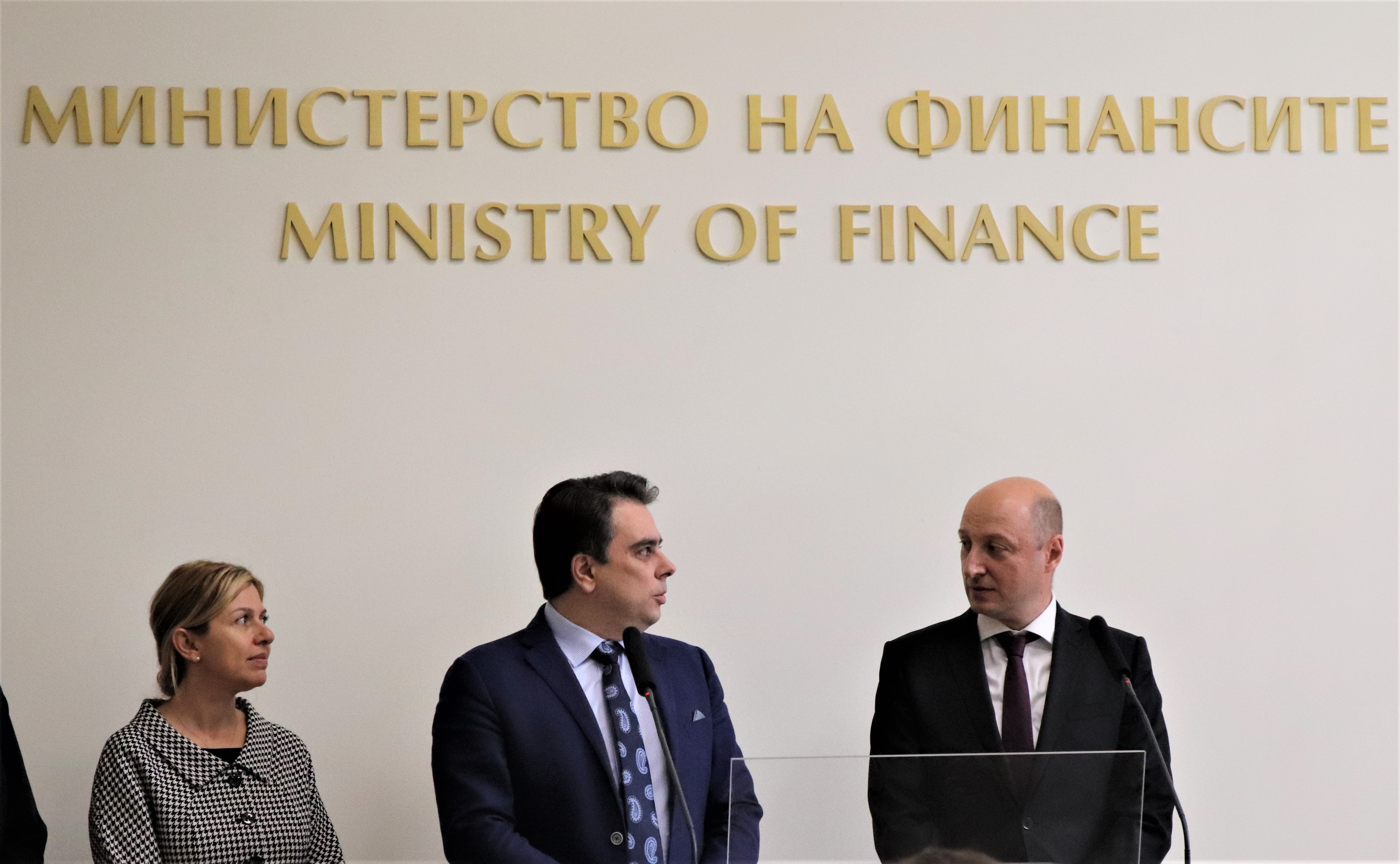 Министър Асен Василев предава поста служебен министър на финансите на Валери Белчев