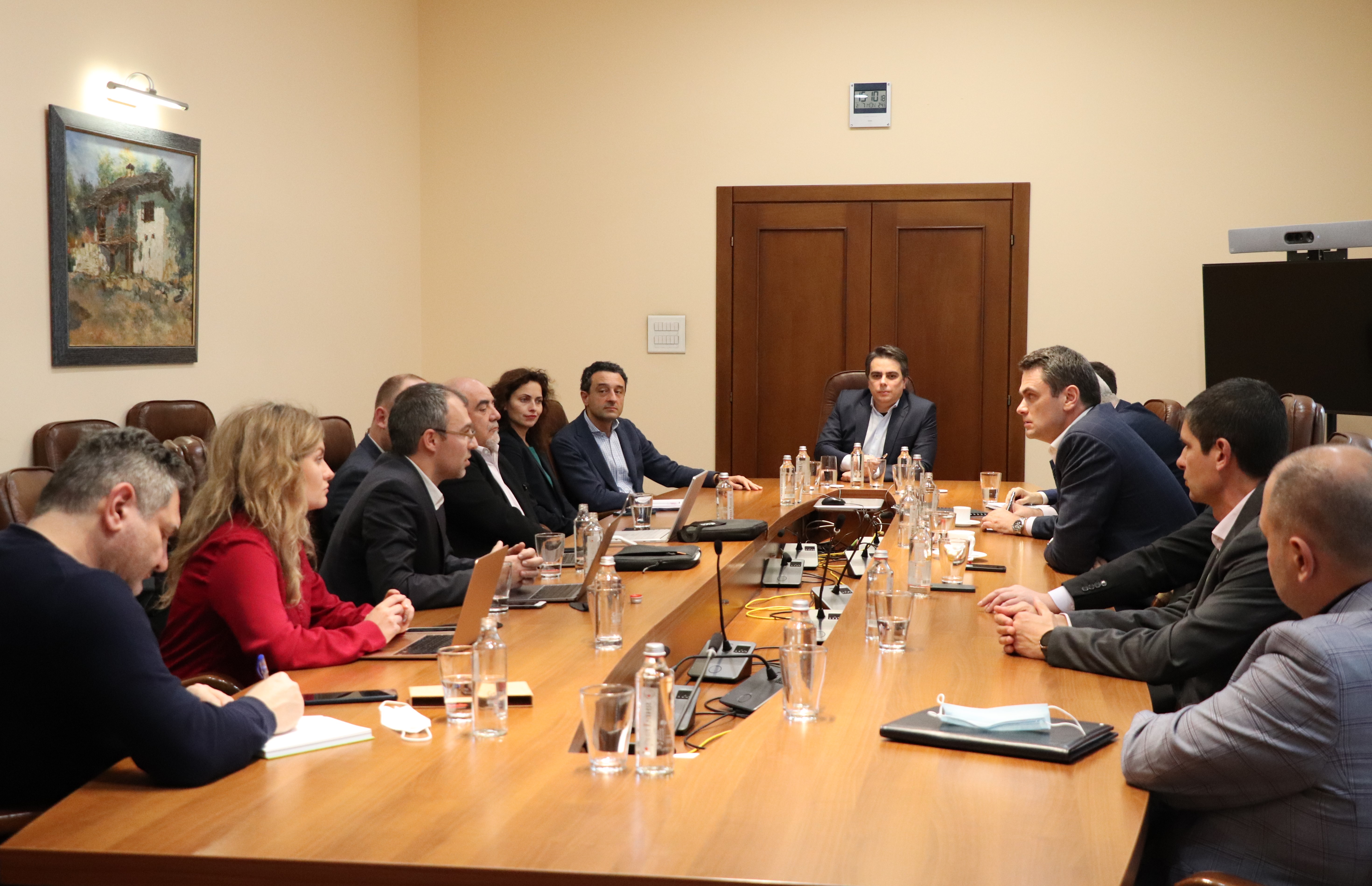 Вицепремиерът Асен Василев и министър Даниел Лорер се срещнаха с представители на организации от IT бранша.