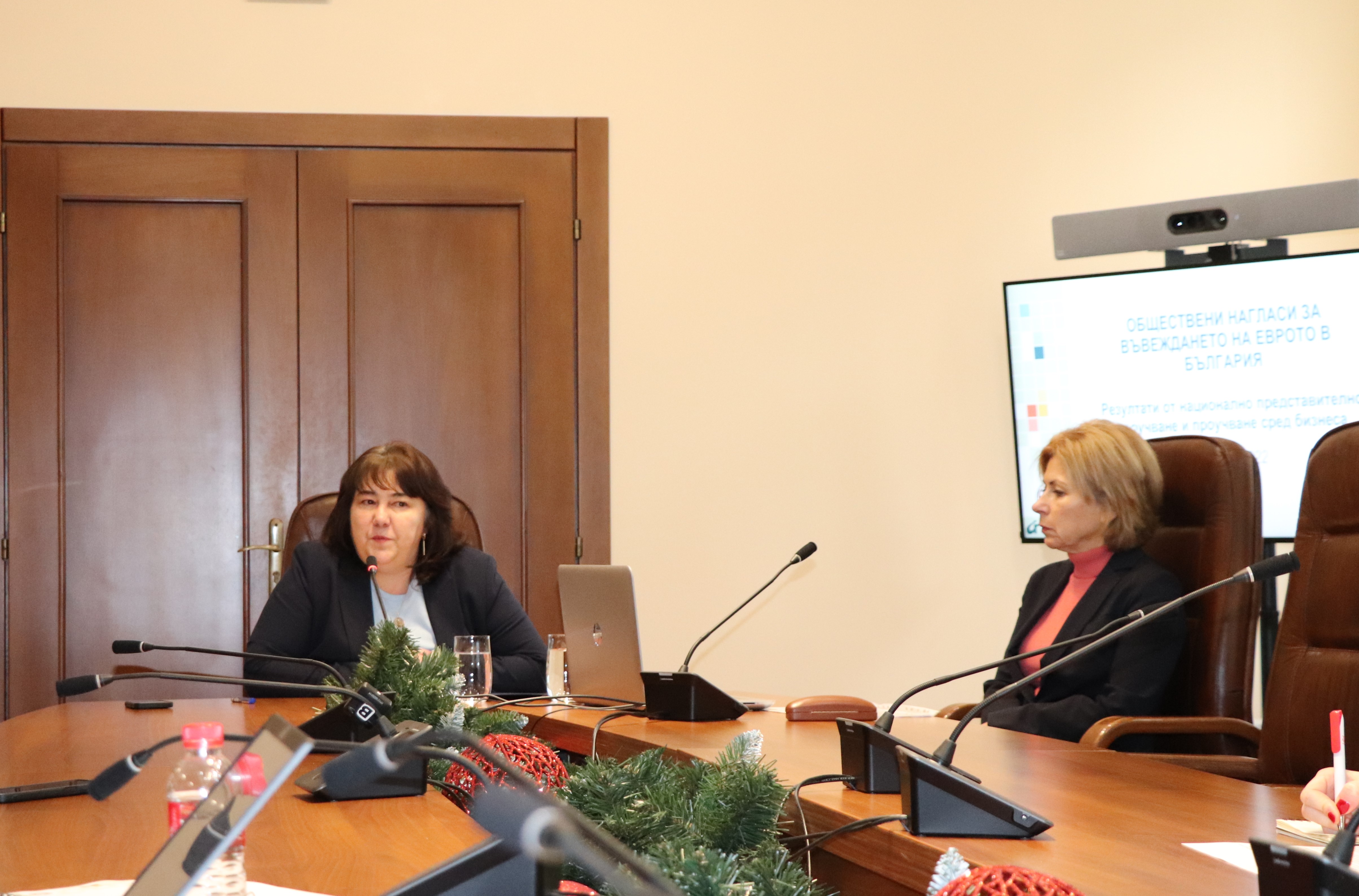 Министър Росица Велкова и Боряна Димитрова, управител на „Алфа Рисърч"