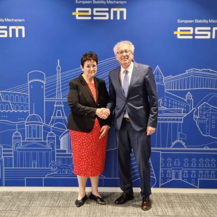 Среща между вицепремиера и министър на финансите Людмила Петкова и управляващия директор на ЕСМ Пиер Граменя